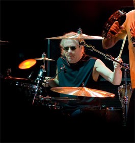 Ian Paice spelar trummor